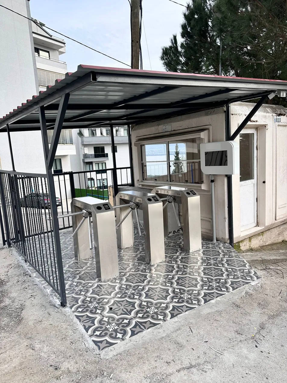 Açık alan bahçe kapısı girişinde triped turnike hattı ve güvenlik kabini