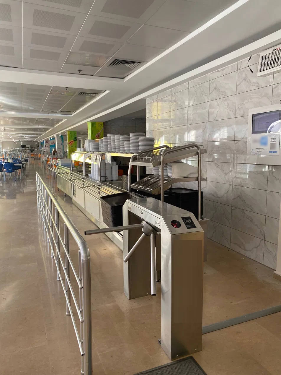 Servis hattı girişinde kartlı turnike ile öğün kontrolü
