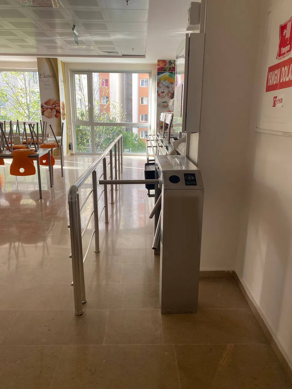 Yemekhane girişinde kanatlı geçiş ünitesi